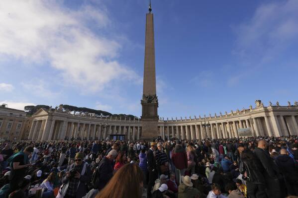La gente se reúne para el funeral del papa Francisco en la Plaza de San Pedro en el Vaticano, el sábado 26 de abril de 2025. (AP Foto/Andreea Alexandru)
