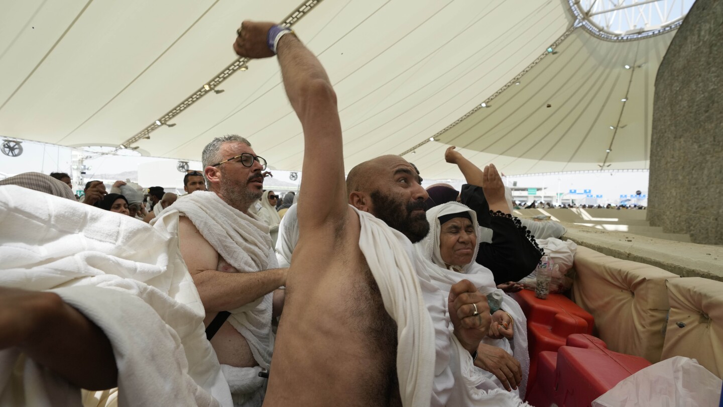 МИНА Саудитска Арабия АП — Маси от поклонници в неделя