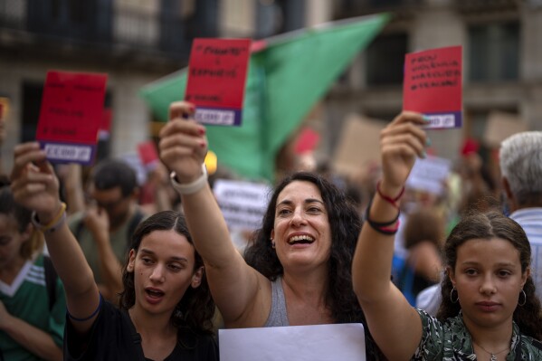 Demonstrators shouts slogans during a protest against the President of Spain's soccer federation Luis Rubiales and to support Spain's national women's soccer player Jenni Hermoso in Barcelona, Spain, Monday, Sept. 4, 2023. Spain faces reckoning over sexism in soccer after federation head kisses player at Women's World Cup. (AP Photo/Emilio Morenatti)