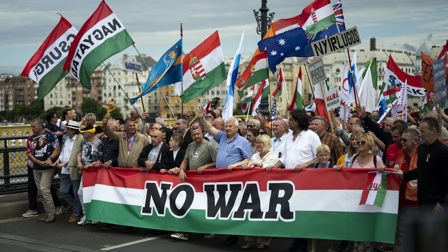 Унгарският Орбан организира „марш на мира“ в демонстрация на сила преди изборите за ЕС