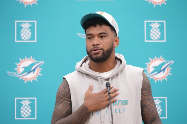 Dolphins' Tua Tagovailoa won't wear a guardian cap in his return | AP News