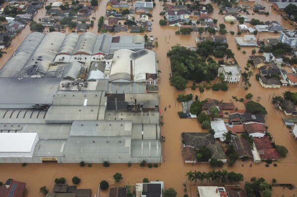 Calles inundadas tras las fuertes lluvias en Sao Sebastiao do Cai, en el estado de Rio Grande do Sul, Brasil, el jueves 2 de mayo de 2024. (AP Foto/Carlos Macedo)