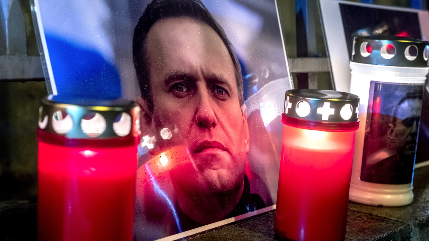 СНИМКИ AP: Със свещи и цветя хиляди отдават почит на руския Навални