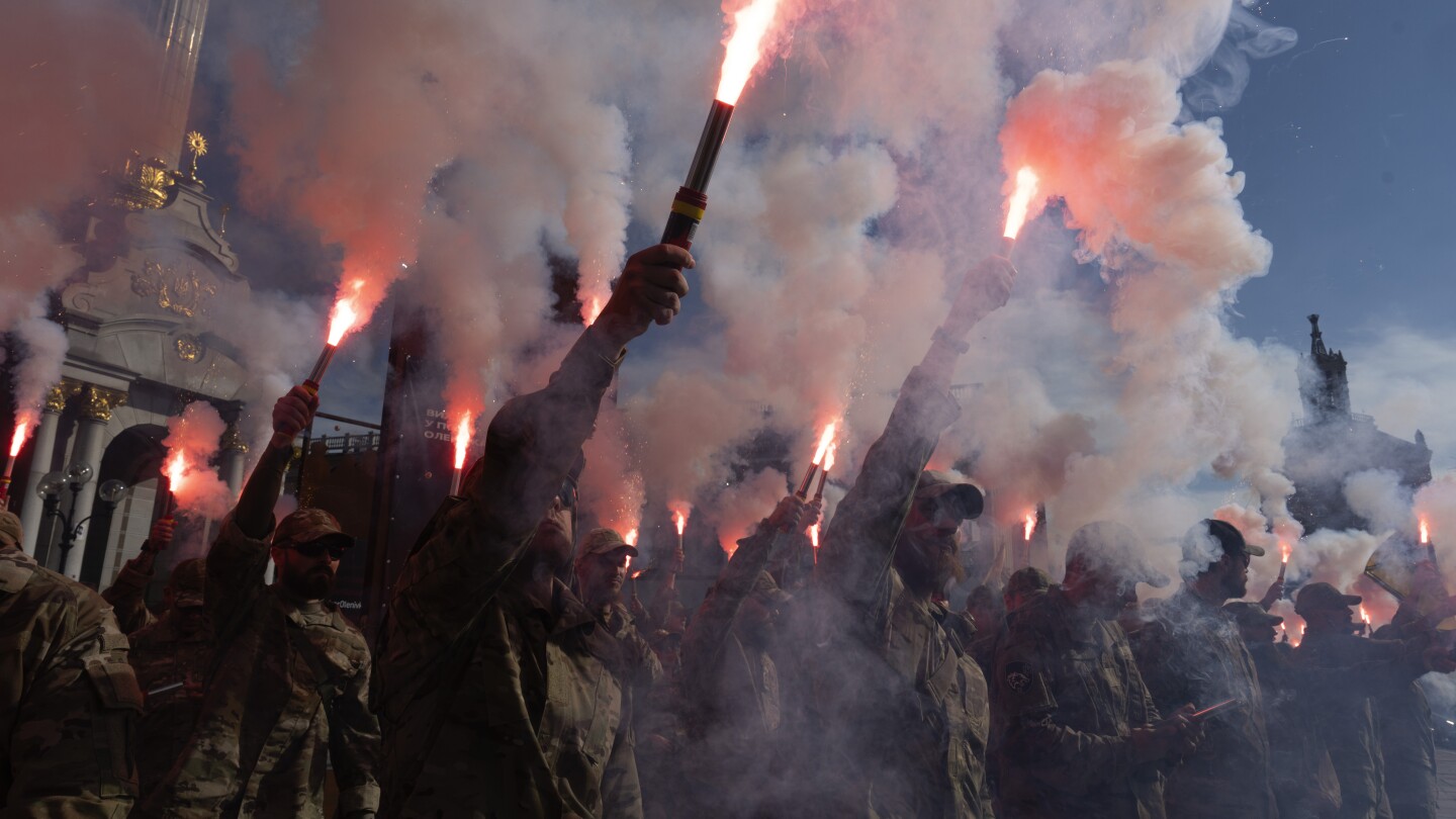 Milhares de pessoas na Ucrânia homenageiam soldados mortos e pedem ao governo que liberte prisioneiros