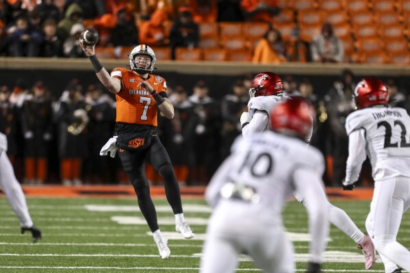 Oklahoma State's <a href='/storiesByEntityId/6244bae36880e45323a3453e/Alan Bowman' >Alan Bowman</a> throws a pass against Cincinnati during the first half of an NCAA college football game Saturday, Oct. 28, 2023, in Stillwater, Okla. (AP Photo/<a href='/storiesByEntityId/652c5b60d40b8ec4e34b3d38/Mitch Alcala' >Mitch Alcala</a>)
