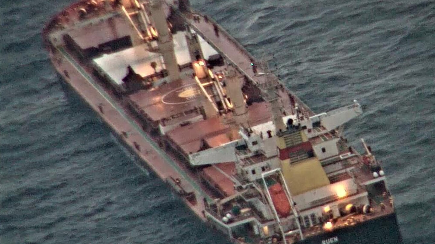 Военноморските сили на ЕС съобщават, че товарен кораб, отвлечен миналата седмица, се е придвижил към бреговете на Сомалия