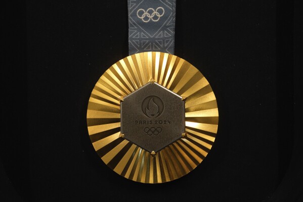 La médaille d'or olympique de Paris 2024 est présentée à la presse, à Paris, le jeudi 1er février 2024. Un morceau de fer hexagonal poli provenant de la Tour Eiffel est incrusté dans chaque médaille d'or, d'argent et de bronze qui sera accrochée. autour du cou des athlètes lors de la compétition du 26 juillet au 26 août.  11 Jeux de Paris et Paralympiques qui suivent.  (Photo AP/Thibault Camus)