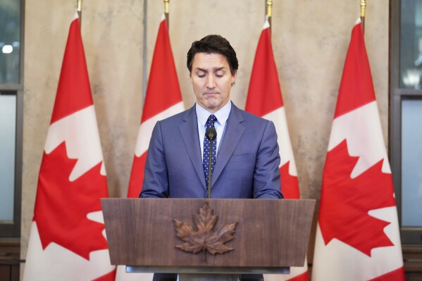 El primer ministro canadiense Justin Trudeau se disculpa por los acontecimientos en torno a la visita del presidente ucraniano Volodimyr Zelenskyy durante una breve conferencia de prensa en Ottawa, Ontario, el miércoles 27 de septiembre de 2023. (Sean Kilpatrick/The Canadian Press vía AP)