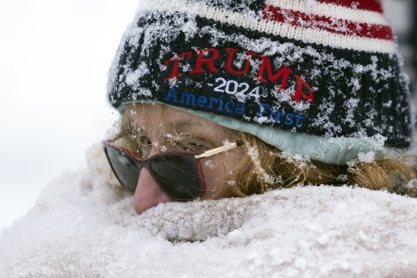 Temperatures hovered around 25 degrees Fahrenheit. (AP Photo/Matt Rourke)