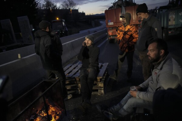 2024年1月30日火曜日、南フランスのエクスアンプロヴァンスの高速道路の柵で一夜を過ごす農民たち。(AP写真/ダニエル・コール)