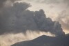 Το όρος Μαράπι εκτοξεύει ηφαιστειακό υλικό κατά την έκρηξή του, όπως φαίνεται από το Tanah Datar, Δυτική Σουμάτρα, Ινδονησία, Παρασκευή 22 Δεκεμβρίου 2023. Η ηφαιστειακή τέφρα από το ηφαίστειο μήκους σχεδόν 2.900 μέτρων (9.480 ποδιών) έκλεισε τα αεροδρόμια και κάλυπτε τις κοντινές κοινότητες στο νησί Παρασκευή Σουμάτρα..  (AP Photo/Ali Nayaka)