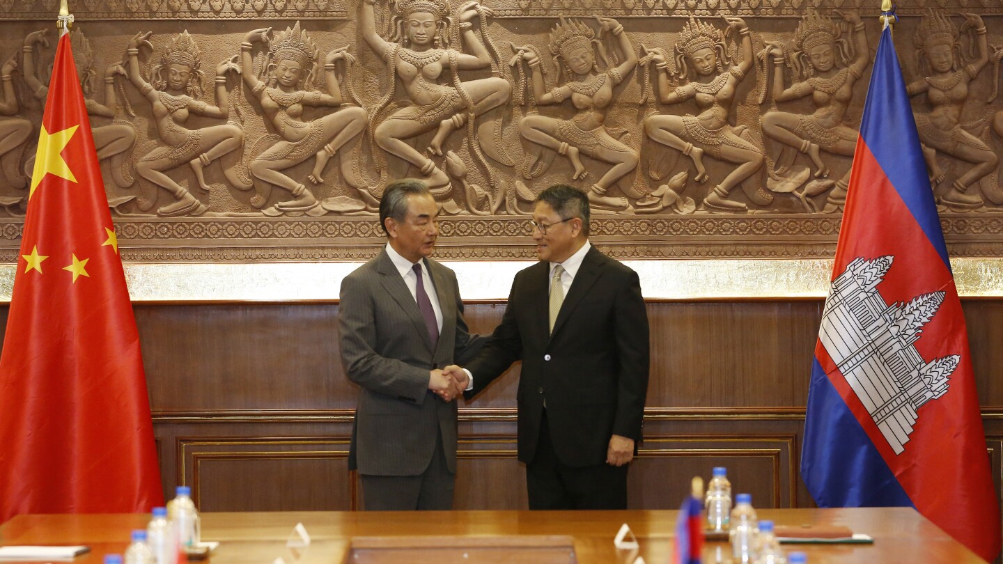 ПНОМ ПЕН Камбоджа АП — Китайският външен министър Ван И