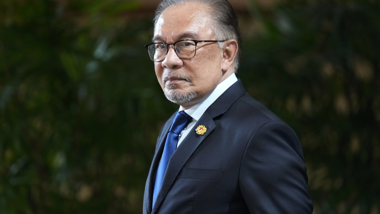 ТОКИО АП — Малайзийският премиер Ануар Ибрахим каза в четвъртък