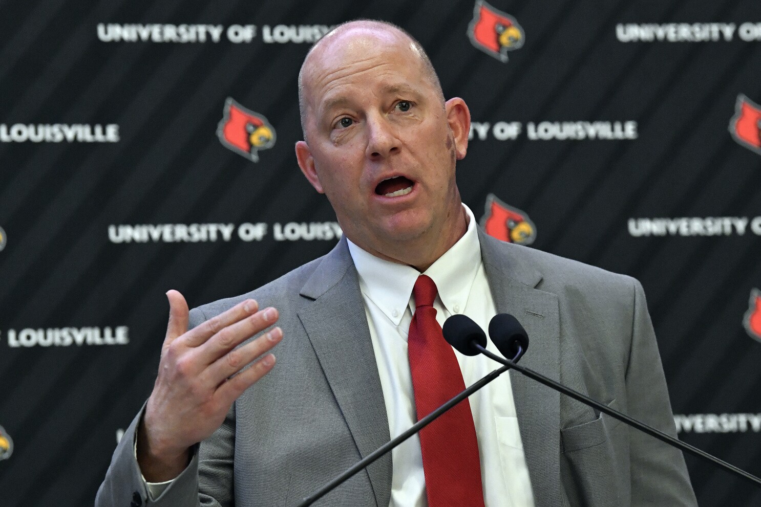 Jeff Brohm is back home coaching Louisville with much expected of the  Cardinals in first year | AP News