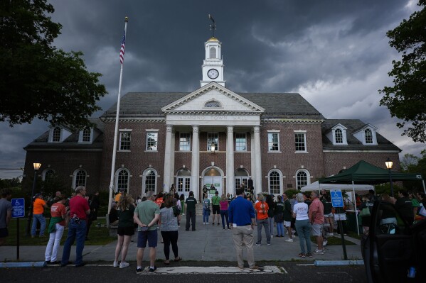 Les résidents locaux se joignent aux survivants de la fusillade de l'école primaire de Sandy Hook en 2012 pour un rassemblement contre la violence armée le vendredi 7 juin 2024 à Newtown, Connecticut.  (Photo AP/Bryan Woolston)