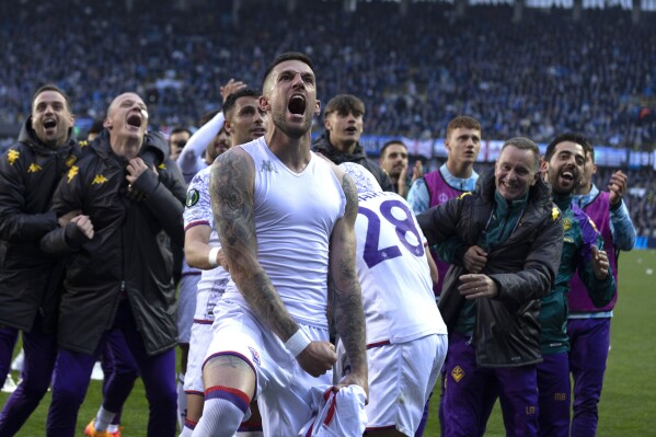 Các cầu thủ của Fiorentina ăn mừng sau trận đấu bóng đá lượt về bán kết Europa Conference League giữa Club Brugge và Fiorentina tại Sân vận động Jan Breydel ở Bruges, Bỉ, Thứ Tư, ngày 8 tháng 5 năm 2024. (Ảnh AP / Omar Havana)