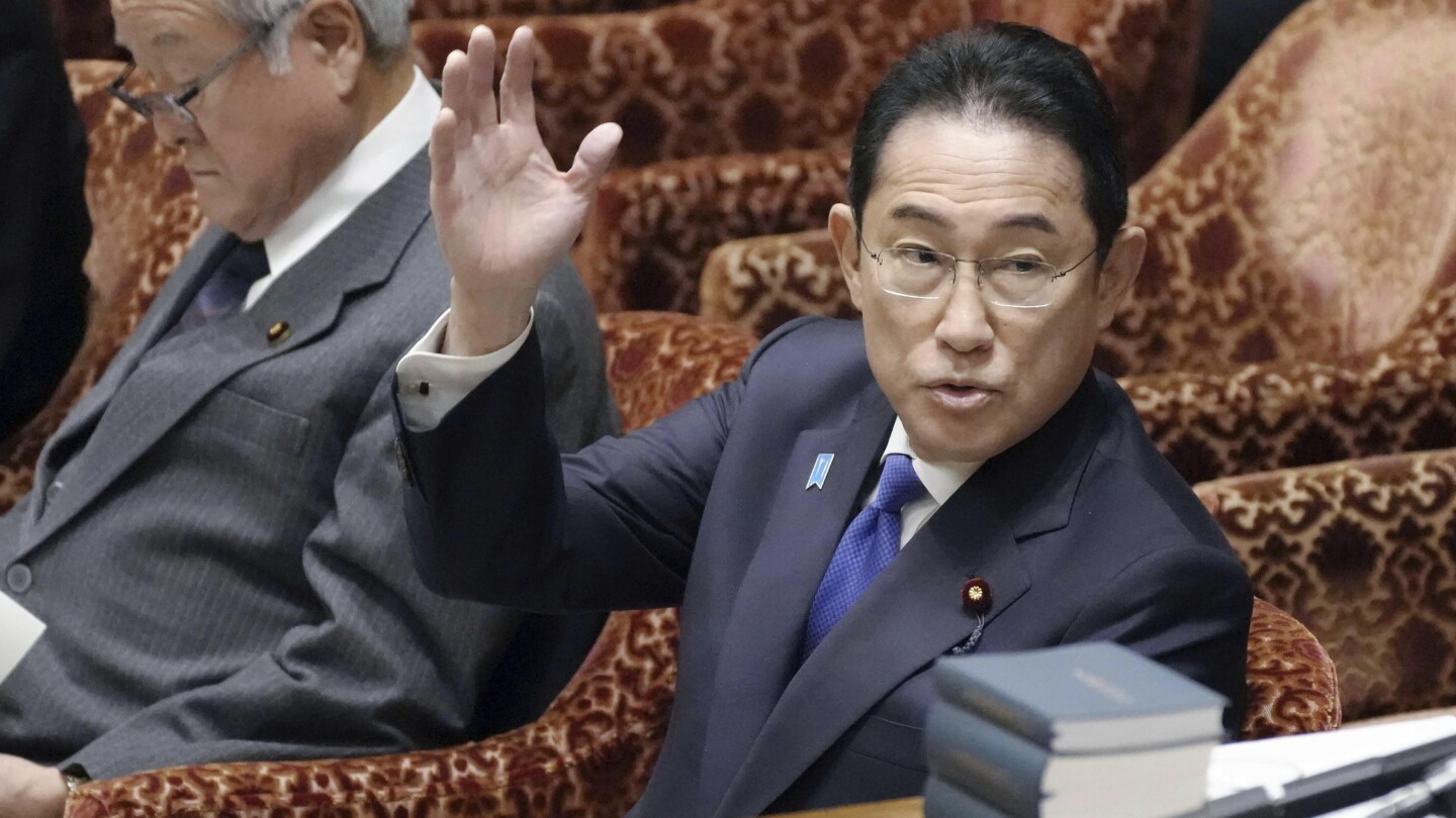 Японският премиер Кишида се бори с партиен корупционен скандал. Ето вижте за какво става дума