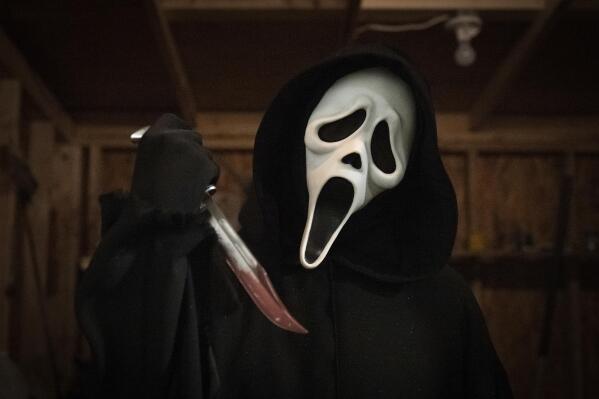 Favorite scene in Scary Movie: when the real Ghostface makes a cameo except  he's holding the hook from I Know What You Did Last Summer. Pure gold. :  r/Scream