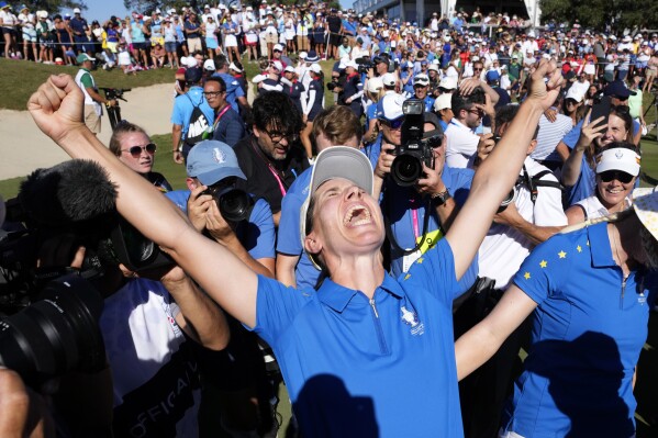 El equipo de Europa celebra la victoria en la Copa Solheim de golf, el domingo 24 de septiembre de 2023, en Casares, España. (AP Foto/Bernat Armangue)