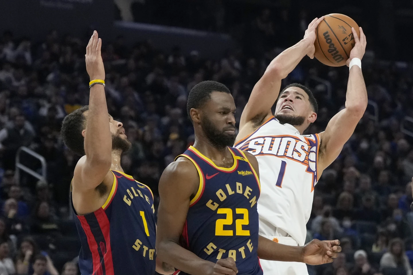 Devin Booker comando el ataque de los Suns contra los Warriors