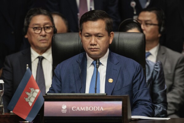 TẬP TIN - Thủ tướng Campuchia Hun Manet tham dự Hội nghị thượng đỉnh Đông Á tại Hội nghị thượng đỉnh Hiệp hội các quốc gia Đông Nam Á (ASEAN) ở Jakarta, Indonesia, thứ Năm, ngày 7 tháng 9 năm 2023. Thủ tướng Campuchia cho biết 20 binh sĩ đã thiệt mạng và một số người khác bị thương trong một vụ nổ đạn dược tại một căn cứ ở phía tây nam đất nước. Hun Manet cho biết trong một bài đăng trên Facebook rằng ông “vô cùng sốc” khi nhận được tin về vụ nổ chiều thứ Bảy tại căn cứ ở tỉnh Kampong Speu. (Yasuyoshi Chiba/Ảnh hồ bơi qua AP, File)