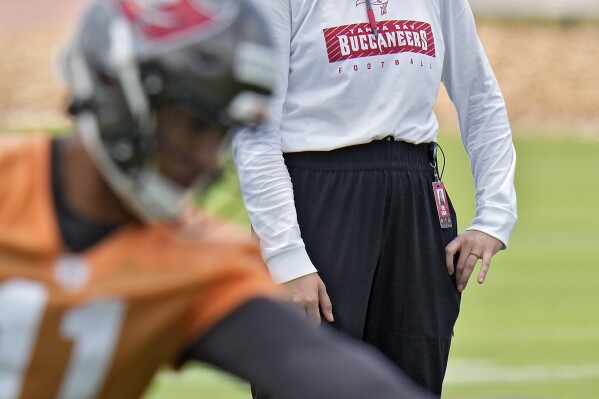 Ester Alencar, quarterbacks coach of the Rio Preto Weilers in Brazil, watches Tampa Bay Buccaneers quarterbacks at the NFL football team's rookie training camp, Friday, May 10, 2024, in Tampa, Fla. Twenty-five aspiring NFL coaches, with wide-ranging backgrounds, joined together at the inaugural Tampa Bay Buccaneers National Coaching Academy. (Ǻ Photo/Chris O'Meara)