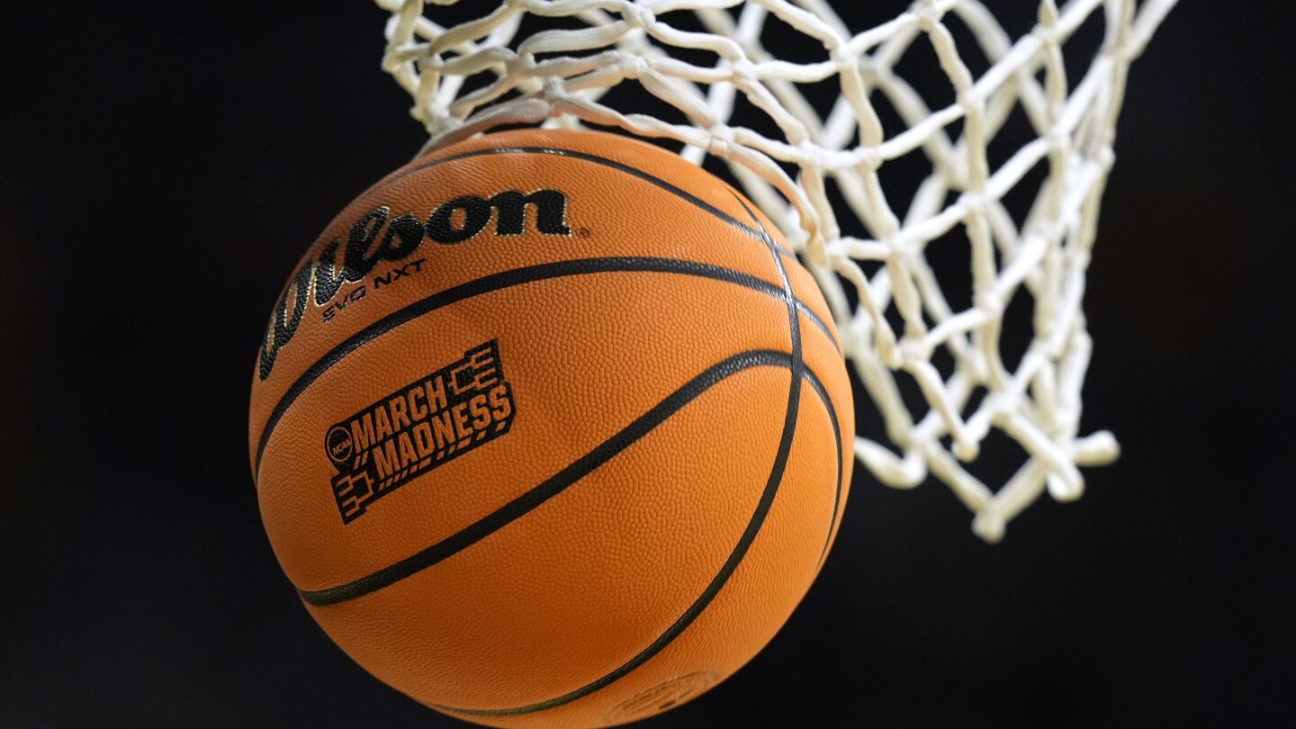 Президентът на NCAA Чарли Бейкър настоява законодателите на щата да забранят залаганията на реквизити на колежани спортисти