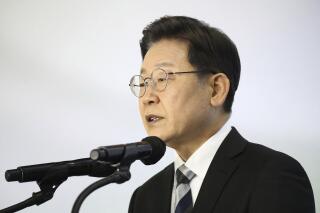 Lee Jae-myung, candidato del Partido Democrático para las elecciones presidenciales del próximo mes de marzo, habla durante una rueda de prensa de Año Nuevo en una planta de Kia Motors en Gyeonggi-do, el martes 4 de enero de 2022, en Corea del Sur. (Chung Sung-Jun/Pool Photo vía AP)