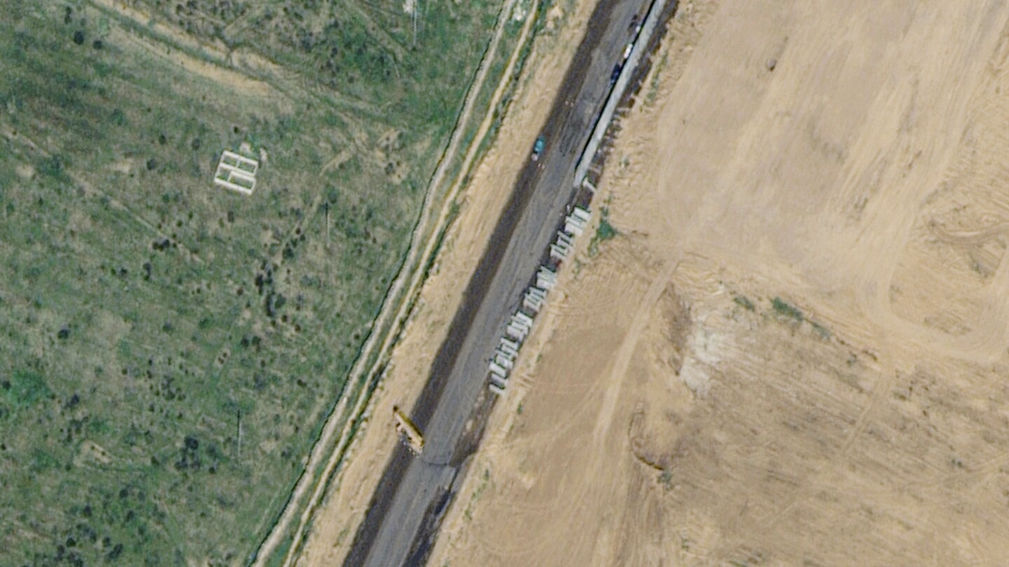 위성 이미지에는 이스라엘의 라파 공격이 다가오자 이집트가 가자 지구 근처에 장벽을 건설하는 모습이 담겨 있습니다.