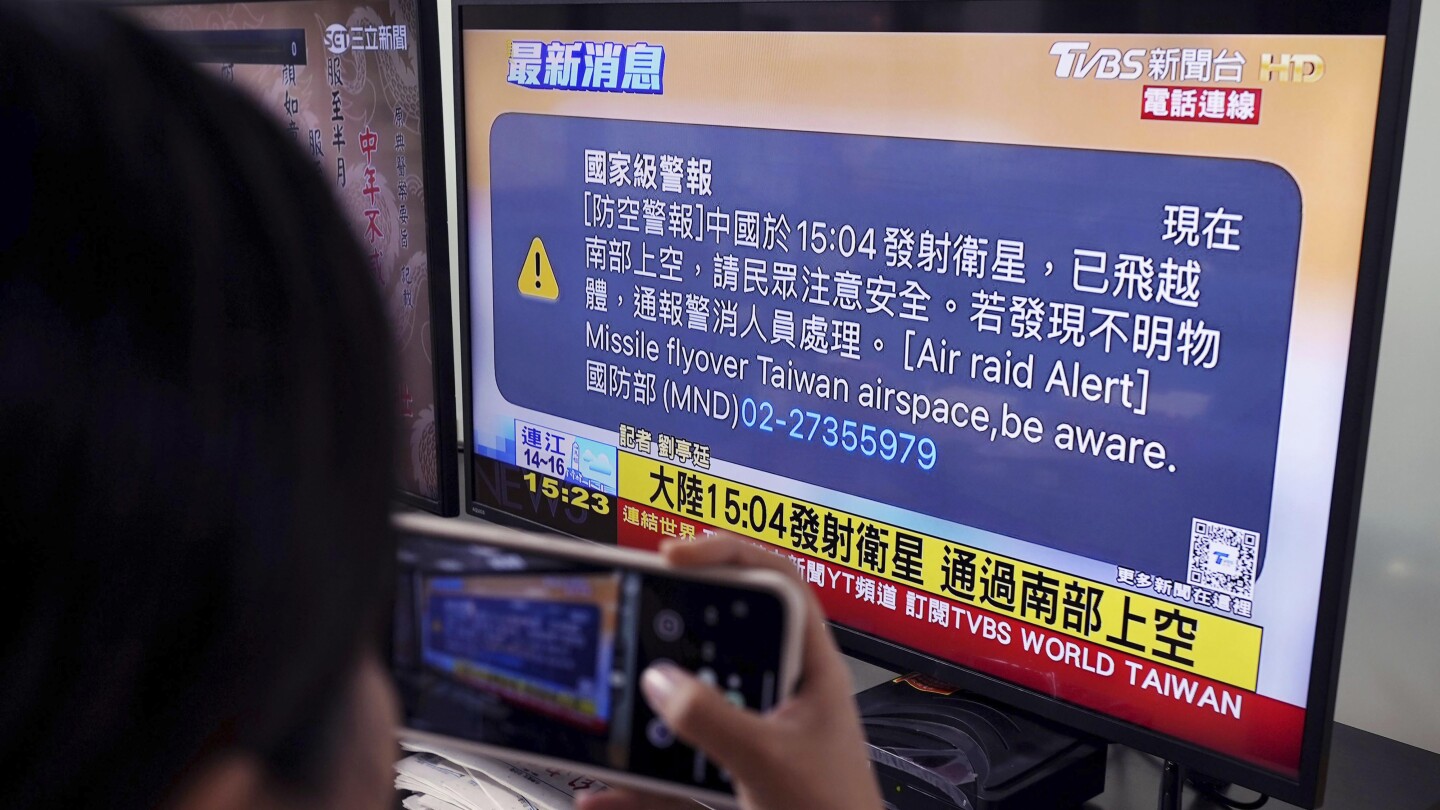 Тайвань выпустил предупреждение о воздушном налете, заявив, что Китай запустил спутник