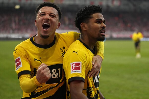 Dortmund's Jadon Sancho, left, and Dortmund's Ian Maatsen celebrate after Maatsen scored his side's second goal during the German Bundesliga soccer match between 1. FC Union Berlin and Borussia Dortmund in Berlin, Germany, March 2, 2024. (AP Photo/Ebrahim Noroozi)