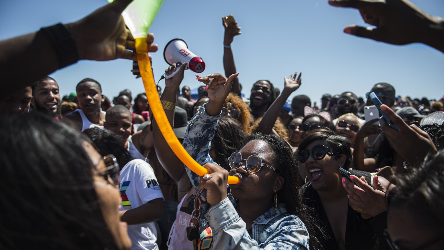 ОСТРОВ ТАЙБИЙ, Джорджия (AP) — Хиляди чернокожи студенти се очакват