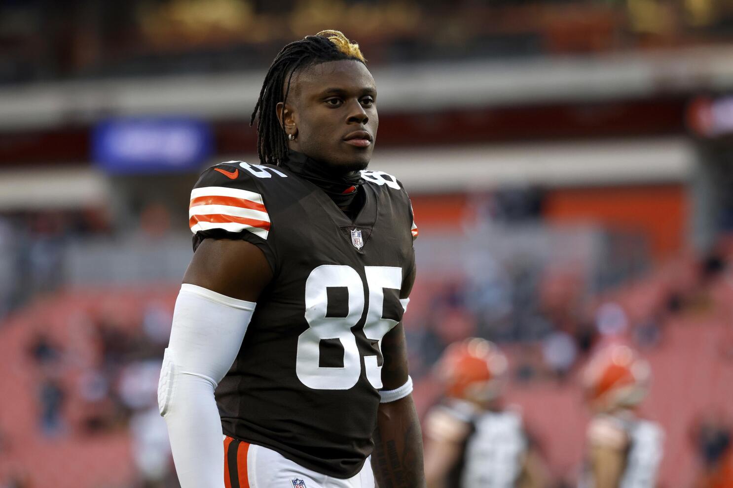 Browns place franchise tag on tight end David Njoku | AP News