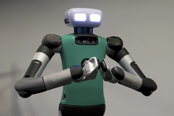 Robots and smart technology are on the rise at Minnesota's communities for  older adults, robot 