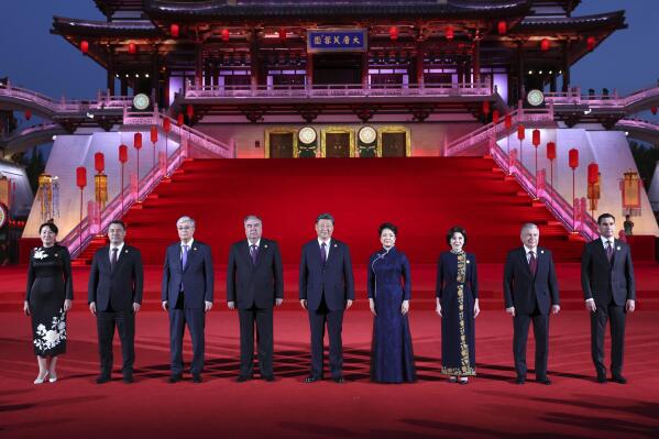 In this photo released by China's Xinhua News Agency, Chinese President Xi Jinping, center, and his wife Peng Liyuan, forth right, pose for a photo with Central Asian leaders at the Ziyun Tower in Xi'an in northwester China's Shaanxi Province, Thursday, May 18, 2023. Chinese leader Xi Jinping promised to build more railway and other trade links with Central Asia and proposed jointly developing oil and gas sources at a meeting Friday with the region's leaders that highlighted Beijing's growing influence. (Ding Haitao/Xinhua via AP)