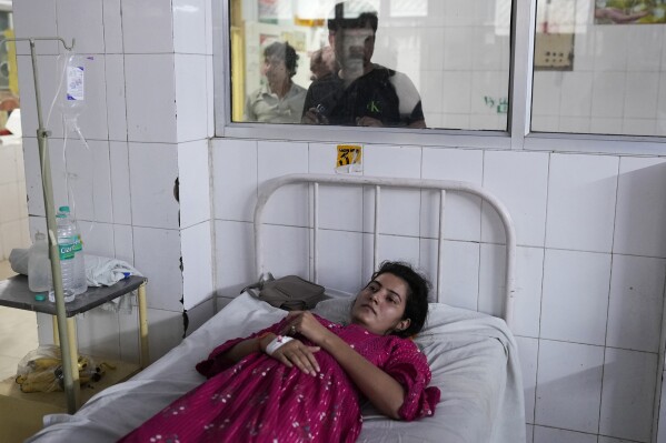ARCHIVO - Neelam Tamar, de 25 años, que sufre un golpe de calor, se recupera en el hospital del distrito de Lalitpur, en el estado indio de Uttar Pradesh, el 17 de junio de 2023. La Administración Nacional Oceánica y Atmosférica dijo el jueves 13 de julio que una Tierra que ya se estaba calentando vaporizó a su el mes de junio más caluroso registrado. (Foto AP/Rajesh Kumar Singh, archivo)