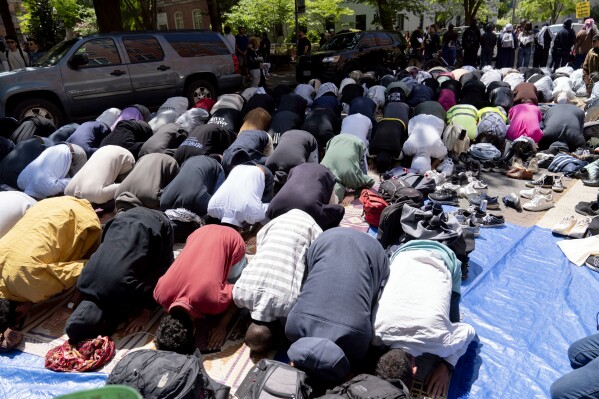 George Washington University students pray on the street after police close the students plaza during a pro-Palestinian protest over the Israel-Hamas war، Friday، April 26، 2024، in Washington. (AP Photo/Jose Luis Magana)