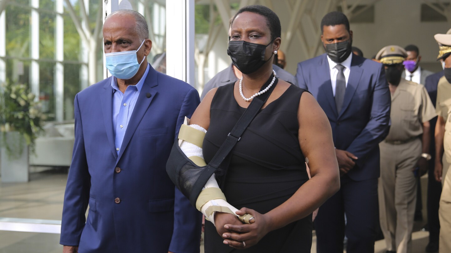 Хаитянски съдия иска да интервюира вдовицата на убития президент в изтекла заповед, получена от AP