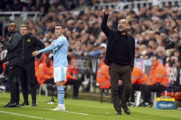 El técnico del Manchester City Pep Guardiola (derecha) gesticula durante el partido contra Newcastle en la Copa de la Liga, el miércoles 27 de septiembre de 2023, en Newcastle. (Owen Humphreys/PA vía AP)