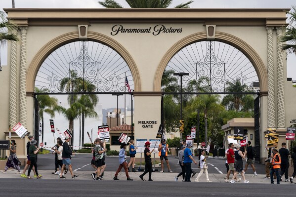 Huelguistas se manifiestan frente a los estudios Paramount Pictures el jueves 21 de septiembre de 2023, en Los Ángeles. (AP Foto/Jae C. Hong)