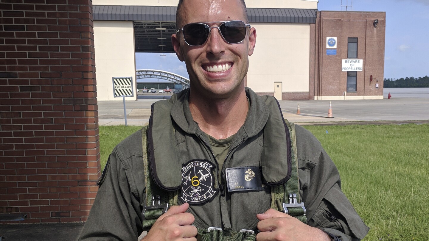 Докато Конгресът разследва Osprey, семействата балансират скръбта с любовта на пилотите към военния самолет