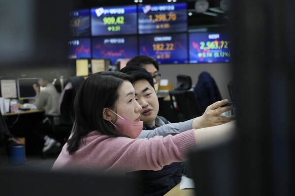 Currency traders work at the foreign exchange dealing room of the KEB Hana Bank headquarters in Seoul, South Korea, Tuesday, Dec. 19, 2023. Asian shares were mixed Tuesday after a seven-week winning streak on Wall Street cooled. (AP Photo/Ahn Young-joon)