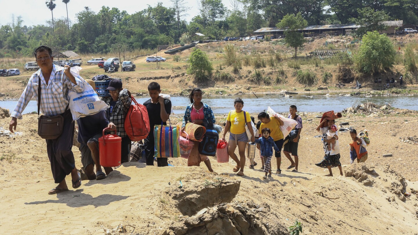 БАНКОК (AP) — Около 1300 души избягаха от източен Мианмар