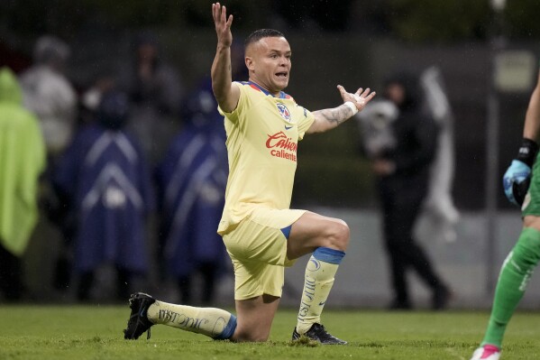 FILE - America's Jonathan Rodríguez protests to referee Fernando Guerrero during a Mexican soccer league game against Guadalajara at Azteca stadium in Mexico City, Saturday, Sept. 16, 2023. The Portland Timbers have acquired Rodriguez Wednesday, march 20, 2024, from Liga MX team Club America through 2026 with a club option for another year. (AP Photo/Eduardo Verdugo, File)