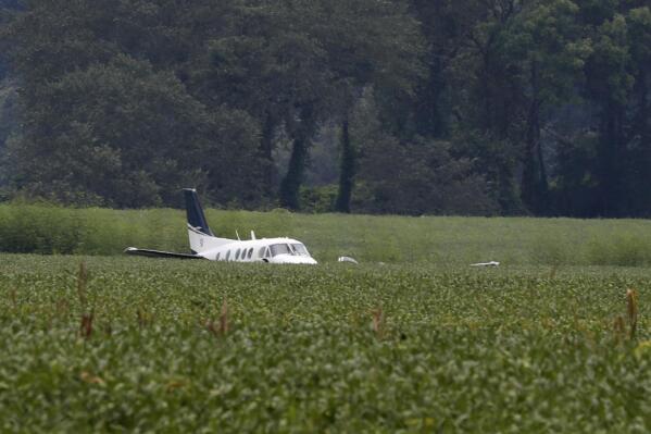 Pilot lands plane after threatening to crash into Mississippi