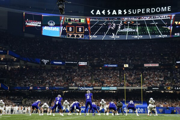 Washington playes Texas during the first half of the Sugar Bowl CFP NCAA semifinal college football game, Monday, Jan. 1, 2024, in New Orleans. (AP Photo/Jacob Kupferman)