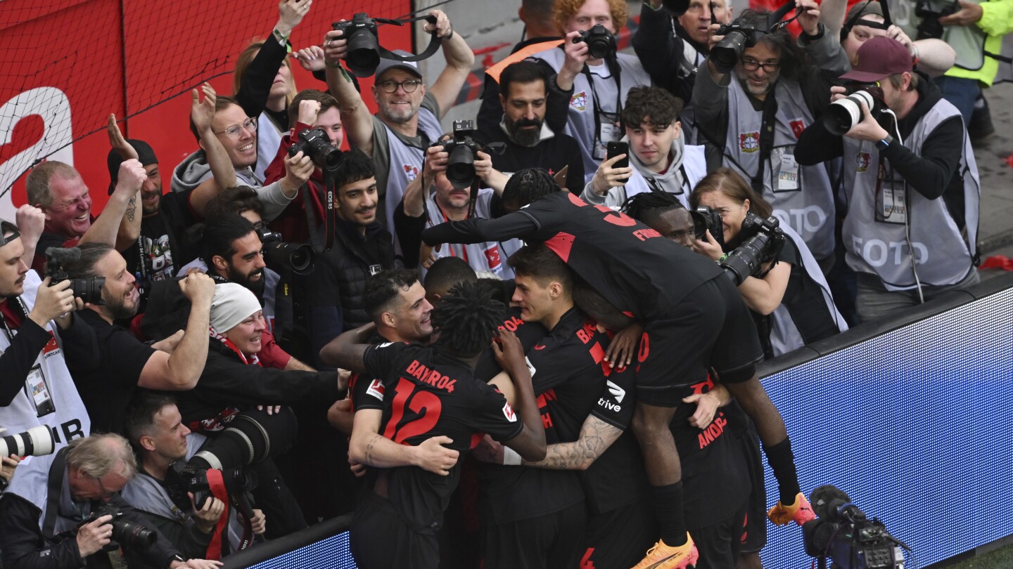 Bayer Leverkusen gewinnt den ersten Bundesligatitel und beendet damit die elfjährige Herrschaft des FC Bayern München