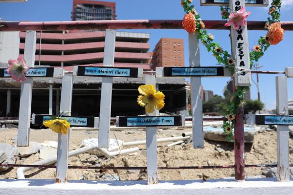 Frente al terreno que ocupaba el Casino Royale, familiares instalaron un memorial para recordar a las víctimas del ataque del 25 de agosto de 2011 en Monterrey, México, el viernes 20 de agosto de 2021.  (AP Foto/Marcos Martínez Chacón)