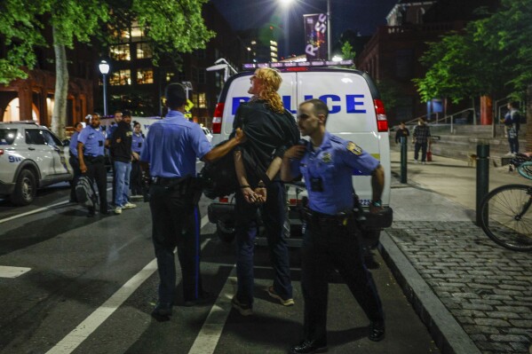 Un manifestante es arrestado en la calle S 34, cerca de la Universidad de Pensilvania, el viernes 17 de mayo de 2024, en Filadelfia. (Steven M. Falk/The Philadelphia Inquirer vía AP)