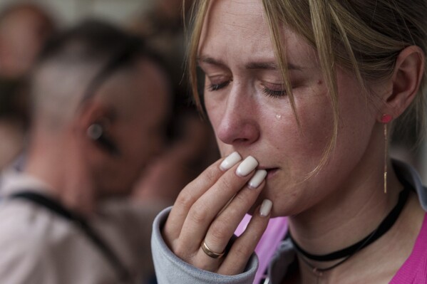 A woman cries during a POWs exchange between Russia and Ukraine, in Chernyhiv region, Ukraine, Saturday, May 24, 2025. (AP Photo/Evgeniy Maloletka)